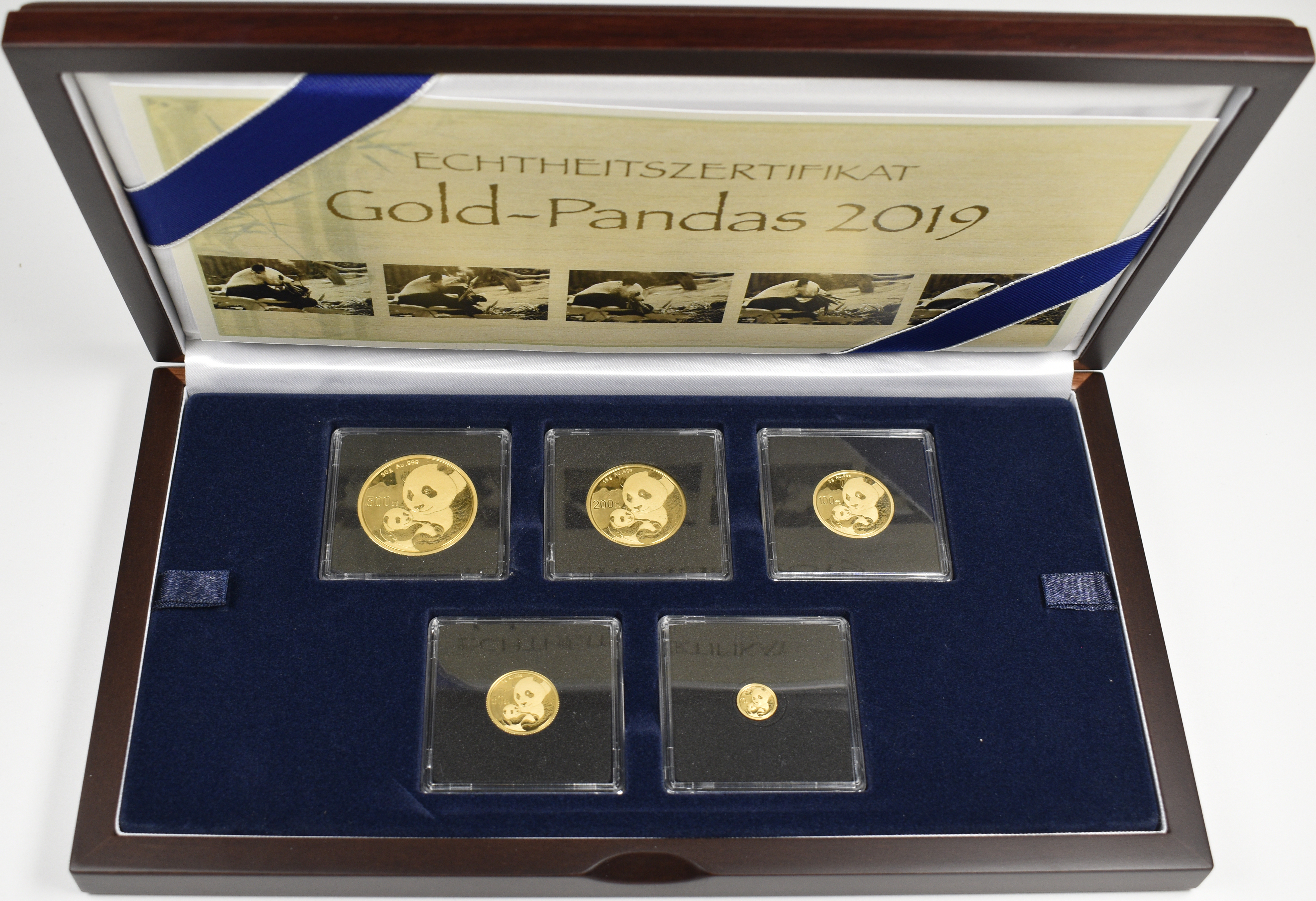 Lot 01062 - China - Volksrepublik - Anlagegold | Übersee - Auktionshaus Christoph Gärtner GmbH & Co. KG 55th AUCTION - Day 1 Lot 01062 - China - Volksrepublik - Anlagegold | Übersee - Auktionshaus Christoph Gärtner GmbH & Co. KG 55th AUCTION - Day 1